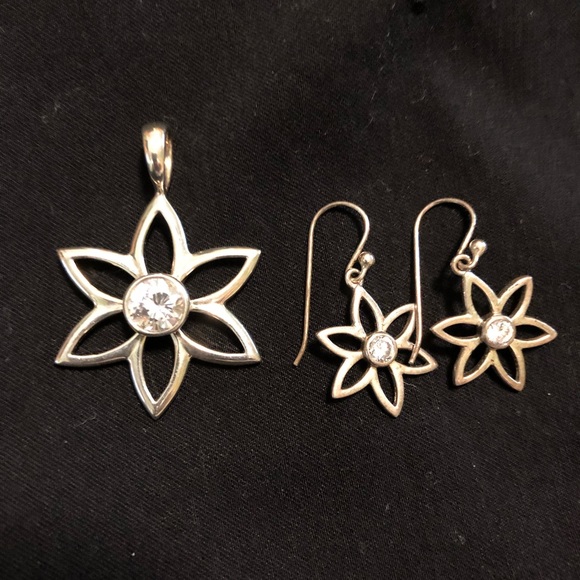 Silpada Jewelry - Silpada pennant and earrings.